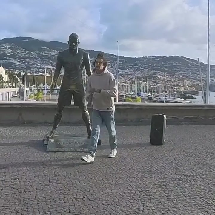 开云注册平台-想红想疯了？男子放火烧马德拉岛上的C罗雕像，当地警方介入调查