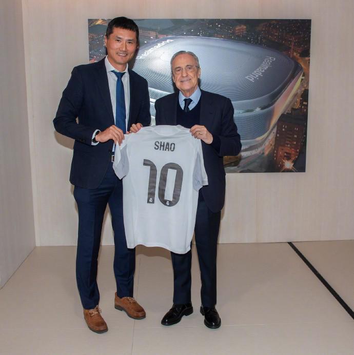 开云足球-国足主帅邵佳一到访皇马，与弗洛伦蒂诺会面并互赠球衣