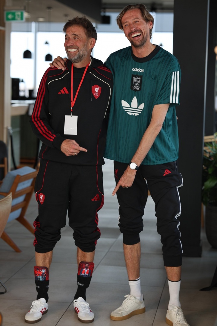 开云足球-渣叔也有1米9！克洛普与2米01的高佬克劳奇合照，只矮半个头